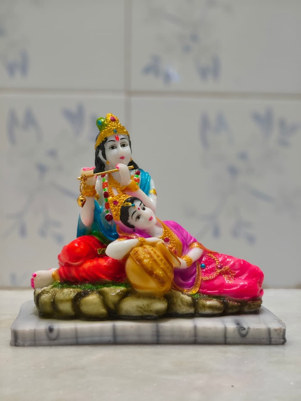 🪷 **Beautiful Radha Krishna Decorative Showpiece**